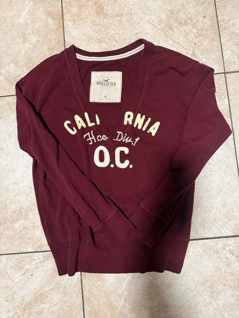 Hollister California California O.C. Graphic V-Neck Sweatshirt Maroon Size M